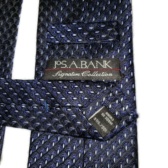 Jos A Bank signature Collection Mens blue tie, overlapping half circles in white - Picture 6 of 6